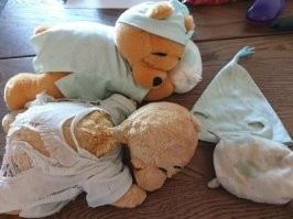 Не сразу допетрил, что справа "головной убор" медвежонка. Подумалось, что ребенок адепт не очень гуманной (но очень необходимой) организации США, созданной в середине 19 века))