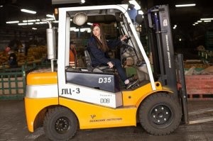 "У каждого водителя свой погрузчик, у Марины – красный. Так её автопогрузчик другие водители в шутку называют Феррари." -  КРАСНЫЙ????    Ни на одном видео, ни на одном фото нет красного погрузчика.  Где "феррари" с Мариной?