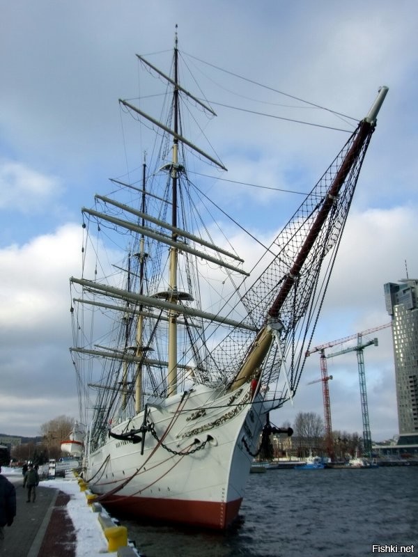 бывал в Гдыне, Видел сей корабль. Рядос стоит парусник