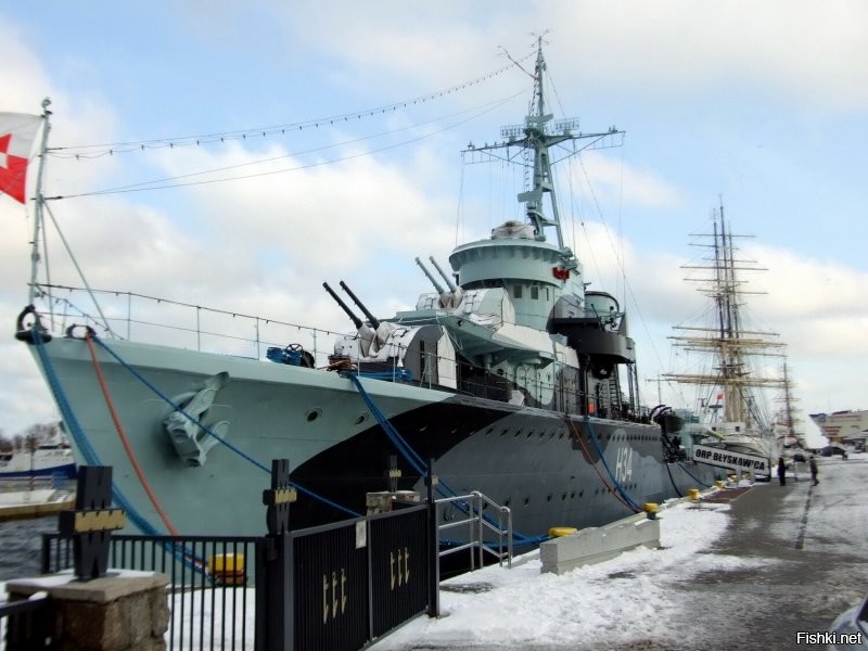 бывал в Гдыне, Видел сей корабль. Рядос стоит парусник