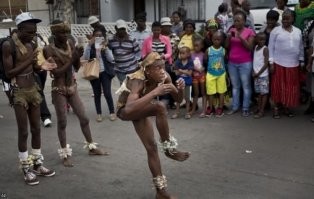 Смело. В разгар движения BLM такое снимать. Думаю, все в курсе, что в к\ф Район №9 речь идёт не о пришельцах, а о неграх наводнивших города после падения апартеида, с чем связан экономический упадок.