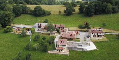 имхо, удаленные поместья/фермы с сайтов недвижимости, не целые деревни.
сравните: Италия - 1 евро за дом, здесь - 400 тыщ евро и 1.5 млн евро.


социальной программой тут и не пахнет.

не знаю, кто соврамши, дэйли-мейл или автор...