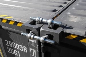 Я тебя понимаю.  Я в таком возрасте, что уже лет десять боюсь высоты.  Даже на картинках.
А в молодости, еще при СССР, был моряком.  Тогда команда сама "стягивала" верхний ярус контейнеров на палубе после погрузки, экономила валюту пароходству, а нам платили чеками.  Так мы по дверным штангам контейнеров залезали на четвертый ярус, чтобы установить те бриджи...  Сейчас бы я и на первый ярус не полез, тем более на ходу, на выходе из порта...