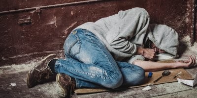 А вот и сам "художник"...