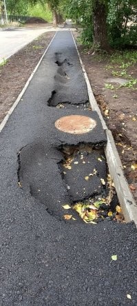 совсем не показательная картинка, в любом городе трубы рвутся и вода вымывает песчаную подушку. здесь еще хорошо люк закатали, ровно.