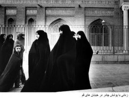 Ну так-то реальный Иран при шахе выглядел примерно вот так.

Не стоит судить о стране по рекламным картинкам.