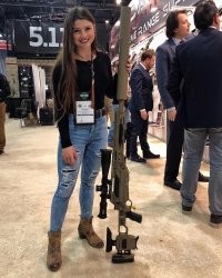 Красивая!
Та что слева тоже симпатичная, но судя по всему у неё мысли пошлые.