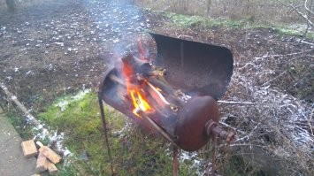 У меня такой мангал - берем сверлышко, капаем масло и на маааалых оборотах делаем отверстие. Потом шланг с водой во вход баллона, минут на тридцать. Ну а потом болгарка.
Главное крышку сделать съемной и приварить к ней пару железок с обеих сторон, чтобы не закрывалась полностью. Тогда доступ кислорода ограничен и можно просто мясо оставить и пойти к друзьям - не загорится :)