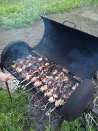 У меня такой мангал - берем сверлышко, капаем масло и на маааалых оборотах делаем отверстие. Потом шланг с водой во вход баллона, минут на тридцать. Ну а потом болгарка.
Главное крышку сделать съемной и приварить к ней пару железок с обеих сторон, чтобы не закрывалась полностью. Тогда доступ кислорода ограничен и можно просто мясо оставить и пойти к друзьям - не загорится :)