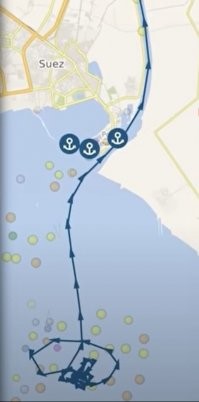 Такие резкие развороты для подобного сухогруза? Я понимаю что катер может так плавать... Не поленился, сделал эти скриншоты из видео. На последнем я отметил красным примерно те же 3 км.
Я не моряк, но расскажите мне - КАК 400-метровое, да еще и загруженное судно может делать такие выкрутасы?