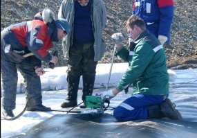 Только глядя на спецзащиту на работниках понимаешь, какая опасность угрожает им...