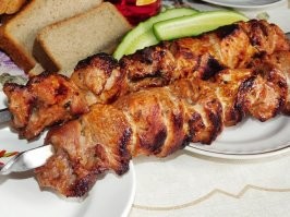 Акуна матата: котята играют на спящем поросенке