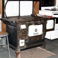 дизигнерам этим кто-то в череп нагадил или они от рождения тупые и малограмотные?
"До XIX столетия в кухнях не было духовок, потому что не существовало технологии, позволяющей регулировать уровень температуры."
Печка это, клоуны! Духовкой она стала называться в современности, а существовала она с доисторических времен.
The earliest ovens were found in Central Europe, and date back to 29,000 BC. (ц) 
31 тысячу лет назад, если кто не понял.
Более-менее современные "интегрированные духовки" в дровяных печах выглядели, например, так

Пойдите и поищите регулятор температуры на поленьях.

Картинки дальше кухни 18-го века можно и не смотреть.
Идиоты.
В богатых домах кухня служили только для готовки. Там не обедали!
Есть в кухне это удел бедных людей, но их кухни на эту картинку совершенно не походят.