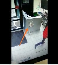 Я конечно против всякого криминала, но можно было вот этой железкой разбить стекло двери и выбежать. 
Но вор оказался очень тупым!