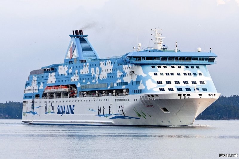 точнее это название компании-грузоперевозчика, которая владеет судном.
а назване судна "мелким шрифтом" на корме написано.
аналогично "раскрашивают" свои суда и туристические компании - например компания Silja Line - а название судна Galaxy.