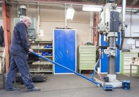 Это такелажный лом, в простонародье именуемый "яйцами". Используется для подъёма и точного перемещения тяжёлых предметов (оборудования, станков и т.д.) или же для их приподнятия и установки под них такелажных катков "танков".