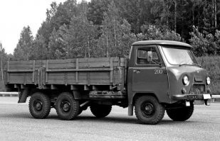 Автор поста похоже что "слышал звон, да не знает где он". Во первых, подобные кабины уже заводские есть, ничего колхозить из трёх разных не надо.
   вот сразу нашлось, и подобного куча.
Далее, трехосные УАЗики делались заводом как эксперимент, и технология этого тоже отработана заводом. Найти инфу об этом в наш век информации - не проблема.

были и грузовые