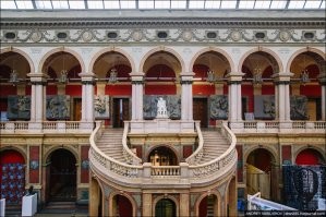 Вот вам Россия. Это не дворец, не замок. Это учебное заведение - училище Мухиной - академия Штиглица. Работает и сейчас по своему прямому назначению.