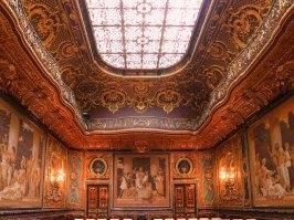 Вот вам Россия. Это не дворец, не замок. Это учебное заведение - училище Мухиной - академия Штиглица. Работает и сейчас по своему прямому назначению.