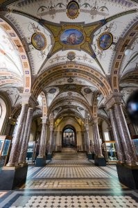 Вот вам Россия. Это не дворец, не замок. Это учебное заведение - училище Мухиной - академия Штиглица. Работает и сейчас по своему прямому назначению.