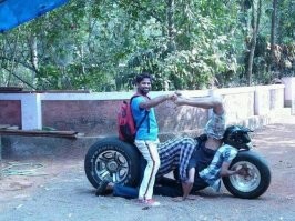 Само интересное в этой модели байка, что фильтр поставили на выхлоп.