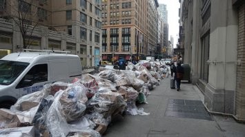 Ух ты мое любимое "а вот у них то".
Правда первые же запросы в гугле выдают, что "вот у них то" даже и с мусором не очень выходит.
Это довольно сильно отличается от пропаганды про райскую жизнь, розовых поней на улицах, идеальное общество и прочую муйню.