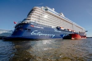 Танкер около контейнеровоза выглядит примерно так...)