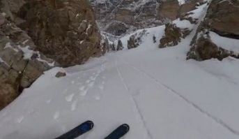 Это кто-то по прямой пронёсся? Судя по следам слева, зверушка лыжника подгоняла))))