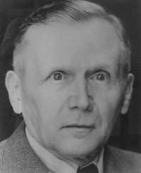 На Карла Деница похож)))