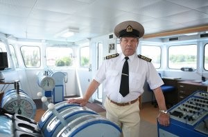 В такого капитана я бы еще поверил, но ей только за джойстик рулевой держаться.