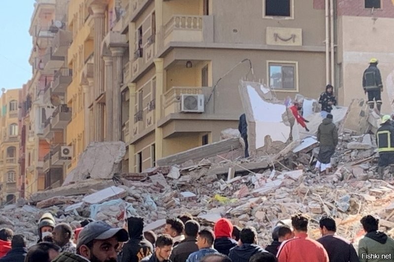 а в субботу на рассвете в Каире еще жилая 10-этажка внезапно рухнула