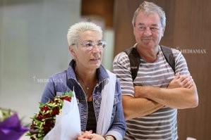 Зато с 84-го вместе. Дети, внуки. Три раза свадьбу справляли. В Англии, в Америке и в Грузии. Ну нравится им это дело.