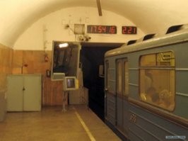 А ведь возможно что девушка живёт в стеснённых условиях и у неё дома просто нет зеркала во весь рост, а в метро такое есть, а про камеры она и не думала даже.