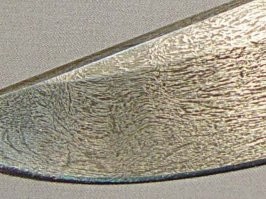 Дамаск это тигельная сталь сваренная из руды которую можно найти неподалеку от Дамаска, это руда с содержанием ванадия вплоть до 0.7%. Булат - та же история но из руды без легирующих добавок.

Да, металл насыщали углеродом почти до уровня чугуна, чтобы в рассплаве получался цементит (карбид железа - крайне твердый). Из-за этого при травлении действительно можно увидеть рисунок.

Однако он не слоистый, как в дешевых поделках доморощенных куйзнецов разных китайских национальностей, а скорее пегий. Слоистое говно делают Китайцы сковывая вместе БУ кастрюли, ручки от лопат и ломанную арматуру.
До этого такое же слоистое говно делали Японцы в своих катанах. 

В любом случае - не рекоммендую иметь ножи ни из булата ни из дамаска, это устаревшие, и уже довольно слабые стали, к тому же обладающие крайне низкой коррозийной устойчивостью. 

Даже хорошо отпущенный режик из современного напильника будет превосходить их по всем характеристикам.

Нормальная сталь для ножа - нержавейка, удобная. твердая (у меня ножи 58 HRC из мериканской А7 стали) и порезав сыр и не помыв вовремя нож вы не останетесь с куском железяки в ржавых рытвинах.