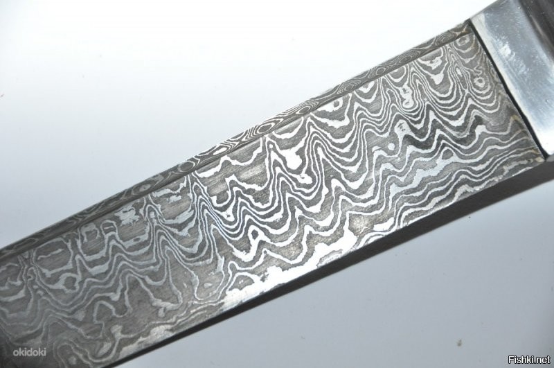 Дамаск это тигельная сталь сваренная из руды которую можно найти неподалеку от Дамаска, это руда с содержанием ванадия вплоть до 0.7%. Булат - та же история но из руды без легирующих добавок.

Да, металл насыщали углеродом почти до уровня чугуна, чтобы в рассплаве получался цементит (карбид железа - крайне твердый). Из-за этого при травлении действительно можно увидеть рисунок.

Однако он не слоистый, как в дешевых поделках доморощенных куйзнецов разных китайских национальностей, а скорее пегий. Слоистое говно делают Китайцы сковывая вместе БУ кастрюли, ручки от лопат и ломанную арматуру.
До этого такое же слоистое говно делали Японцы в своих катанах. 

В любом случае - не рекоммендую иметь ножи ни из булата ни из дамаска, это устаревшие, и уже довольно слабые стали, к тому же обладающие крайне низкой коррозийной устойчивостью. 

Даже хорошо отпущенный режик из современного напильника будет превосходить их по всем характеристикам.

Нормальная сталь для ножа - нержавейка, удобная. твердая (у меня ножи 58 HRC из мериканской А7 стали) и порезав сыр и не помыв вовремя нож вы не останетесь с куском железяки в ржавых рытвинах.