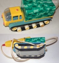 Помню, как мне подарили в детстве такой гусеничный девайс. Я еще даже в школу не ходил. Недолго он прожил, к сожалению. А так бы замутил бы что-нибудь на Arduino с ним.