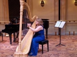 Вот арфа. Куда ставить тюльпаны, чтобы они головками извлекли из этого звук?