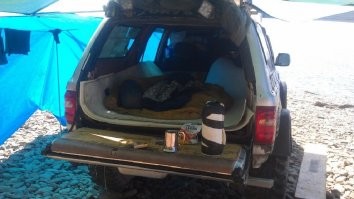 Мы мидий на куске железа жарили. :) Есть там, правда, почти нечего.

Поплавать можно. Не Красное море, конечно, но тоже хорошо. Особенно, если подальше отплыть. 
Там же рядом заповедник, в том числе морская зона закрытая. 
(Я как раз около границы стоял.) 
Поэтому не всё выбили. Как-никак, но охраняют. 

Народ ездил в позапрошлом году, вроде нормально. 
Я там в 2013-1014 годах был. Давно. 

А чем плохо дикарём? Если с собой есть холодильник и в нём есть пиво?