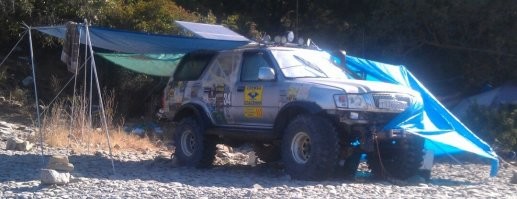 Мы мидий на куске железа жарили. :) Есть там, правда, почти нечего.

Поплавать можно. Не Красное море, конечно, но тоже хорошо. Особенно, если подальше отплыть. 
Там же рядом заповедник, в том числе морская зона закрытая. 
(Я как раз около границы стоял.) 
Поэтому не всё выбили. Как-никак, но охраняют. 

Народ ездил в позапрошлом году, вроде нормально. 
Я там в 2013-1014 годах был. Давно. 

А чем плохо дикарём? Если с собой есть холодильник и в нём есть пиво?