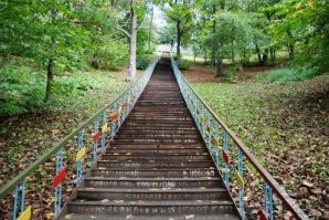 В Янгантау, Башкирия лестница 1000 ступеней,но в разы круче. Внизу река Юрюзань. Там лучше не бухать, подниматься обратно будет адом. По опыту знаю.)