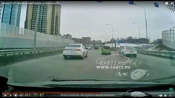 Да, тут неоднознано. Как далеко был КИА когда Матиз начал перестраиваться? Учитывая, что скорость летуна как минимум вдвое выше скорости потока - он вообще мог быть за горизонтом. У нас такой случай тоже в городе был: газель повернула налево и в нее влетел хруст. Вроде как виноват газелист. Но по видео посчитали скорость мотоциклиста - получилось около 180-190 км/час (с учетом попытки торможения) - как его увидишь?
Да и по большому счету - Матиз не успел перестроиться - он не занял полосу, так что киавод вполне мог проехать. В момент, когда киа практически догнал матиза - матиз только наехал колесом на разметку.