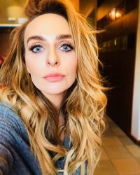 Один же хрен, видно что она с ГОР, с такой носопеткой))