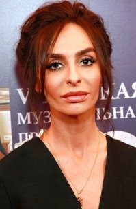 Один же хрен, видно что она с ГОР, с такой носопеткой))