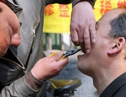 За 500 рублей к стоматологу? Это только к таким.....