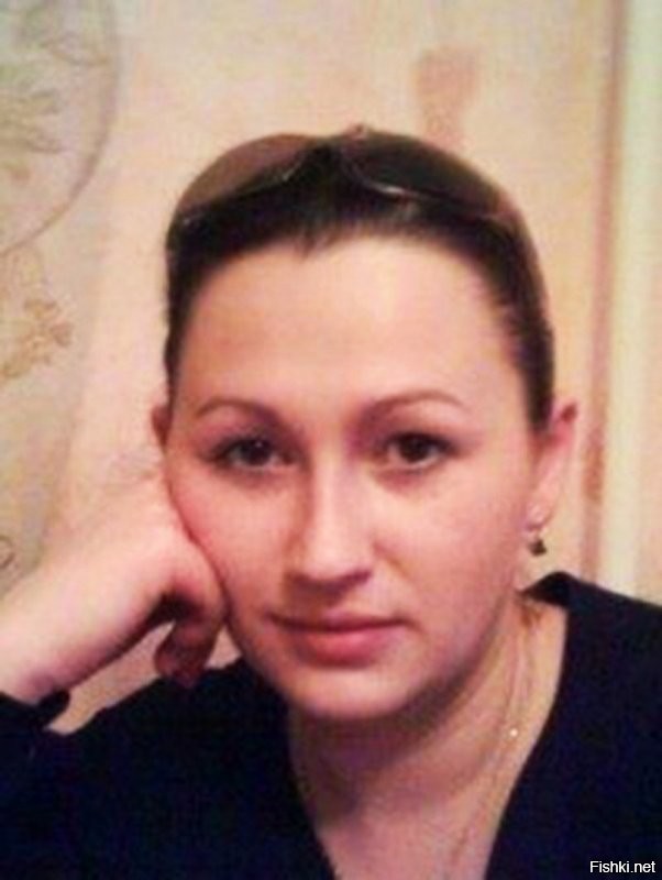 Я не помню ни одного знакомого, мужского пола, чтобы он перепутал педали или сотворил откровенную глупость на дороге.
Мужик в основном попадают в дтп из-за лихачества, пьянства и излишней самоуверенности, но не ПУТАЯ ПЕДАЛИ !!!. Но бабы устраивают ДТП там, где его по сути вообще быть не должно, даже теоретически. У них иной склад ума, иное пространственное восприятие и скорость реакции горзадо ниже.
И вот эти непредсказуемые люди управляют средством повышенной опасности.
Как можно раскатать людей на лестнице торгового центра будучи трезвой и в сознании...как?

Вот еще пример 

Вот еще педали перепутала

А случай в Ногинске где в 2017ом, одна леди тоже перепутала педали, влетела жопой на газон на киа соренто и в печатала в стену 11 летнюю девочку, ребёнок умер.
Как адекватный человек может перепутать педали. А если не адекватный, то у него не должно быть прав на машину.