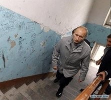 Лучше б платили их мужьям зарплаты нормальные, чтоб жена и дети гордились отцом и мужем, и не сидели голодные в ободранной хате, а подводник гордился бы своей службой и знал что дома у него все сыты и обуты и ждут его.
Хотя, когда он вдов подводников Курска навещал, вся страна увидела как живут люди несущие службу на передовых ракетоносцах страны. В целом ситуация не изменилась, но решили памятные значки выдавать, чтоб хоть как-то.