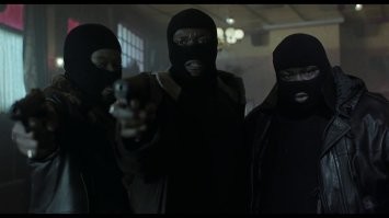 Бегемот против стаи львов: кто кого боится?