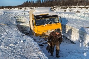 Команда из трех человек вытащила тяжелый пикап, вмерзший в реку на два месяца