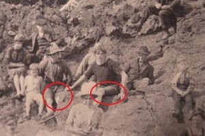 "Мужчина слева смотрит на «пришельца» с удивлением."
Наверное думает: "Вот, сцуко, надел для фото такие же шорты, как у меня!"