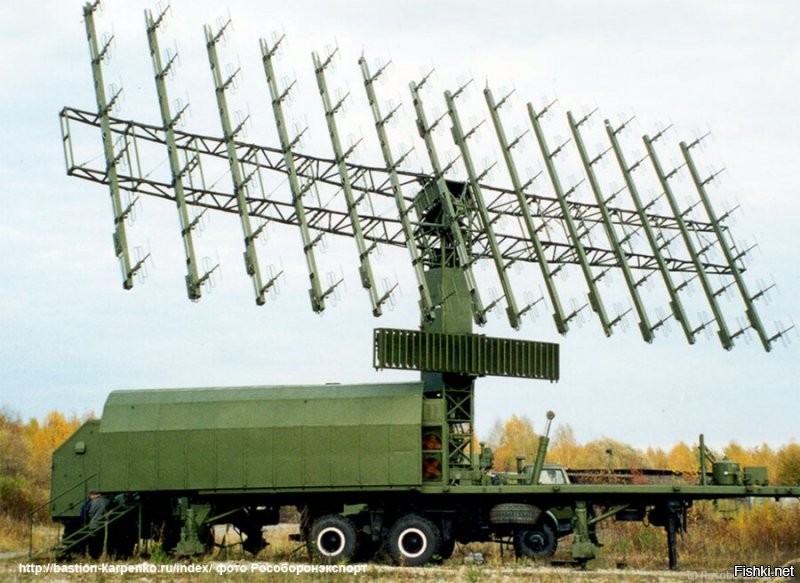 Вот эта двухкоординатная радиолокационная станция кругового обзора П-15 С-диапазона (810 950 МГц) С-125 НЕВА и засекла "невидимку". Станция 60-года постройки передана сербам в 80-м году. Вся конструкция самолёта-"невидимки" была рассчитана на рассеяние луча современных РЛС с частотой 13 ГГц и для старенькой РЛС с её устаревшей частотой и оборудованием не была предназначена и частично всё таки отражала - возвращала луч обратно. Это и позволило сербам "воткнуть перо" в брюхо "чёрной птице". После этого "открытия" в России спешно, в три смены заработали военные заводы, чтобы в срочном порядке обеспечить РЛС метрового диапазона оборону границ России и её стратегических объектов. На фото старушка-ПОБЕДИТЕЛЬНИЦА и её современная внучка РЛС НЕБО-СВУ_180401-2...